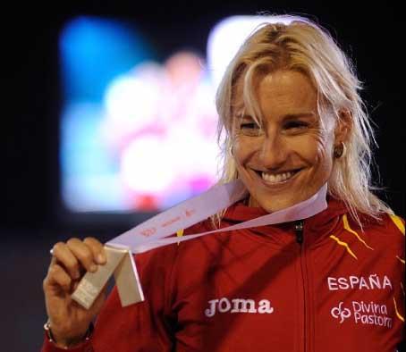 Marta Dominguez exibe medalha após vitória em Barcelona 2010. Depois da operação Galgo, atleta foi suspensa até o final das investigações / Foto: Divulgação